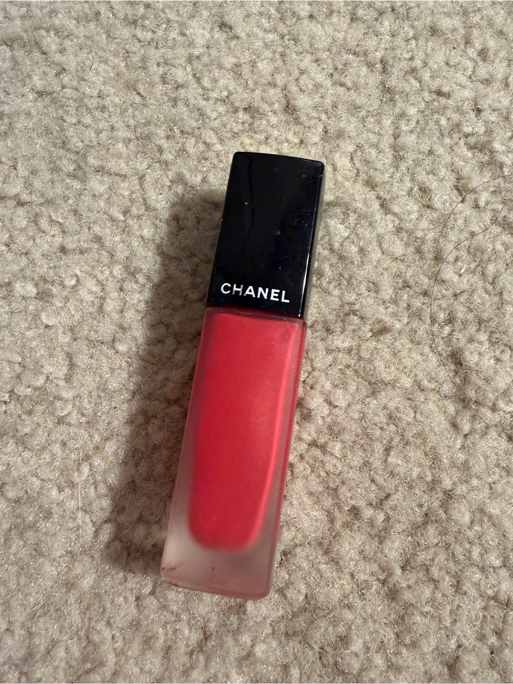 CHANEL Red Liquid Lipstick - Elegant Long-Wear Color 146 seduisant